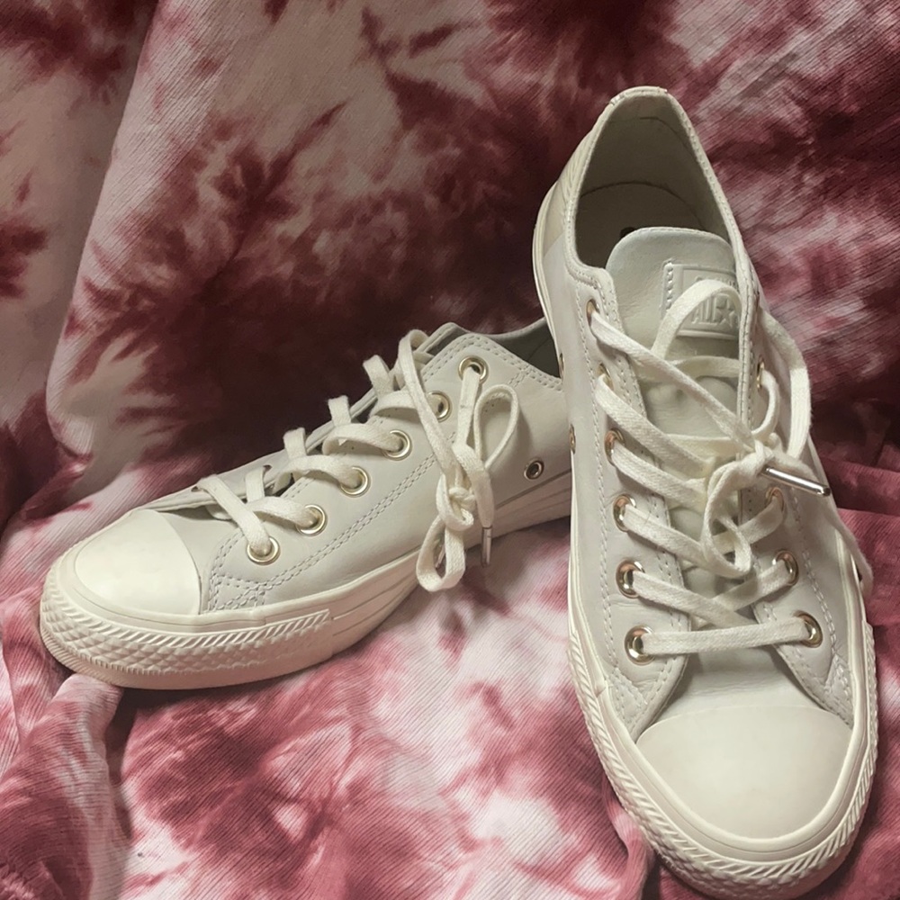 Converse leather sneaker!!